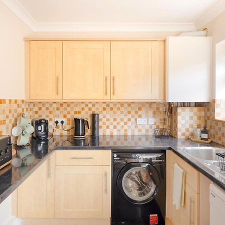 Stylish House In Wimbledon Villa London Bagian luar foto