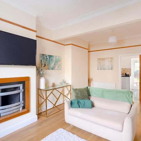 Stylish House In Wimbledon Villa London Bagian luar foto