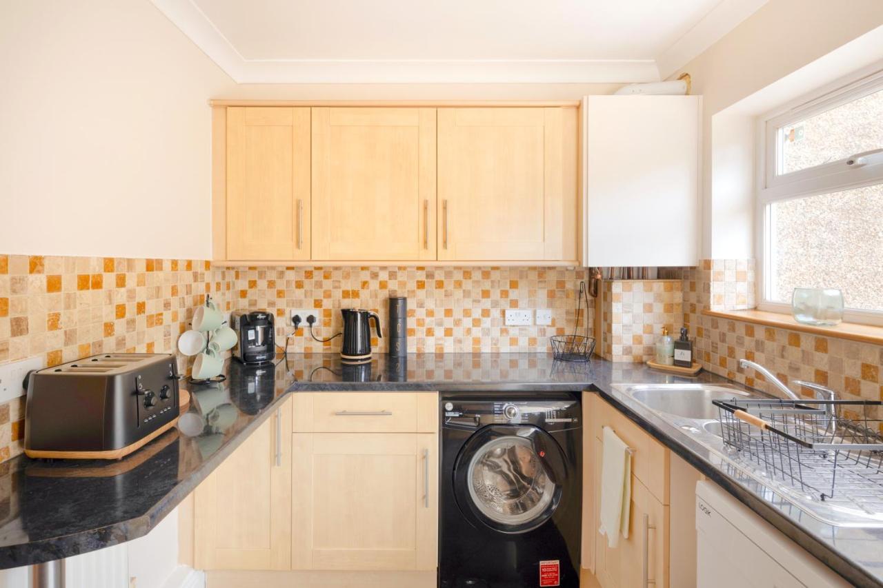 Stylish House In Wimbledon Villa London Bagian luar foto