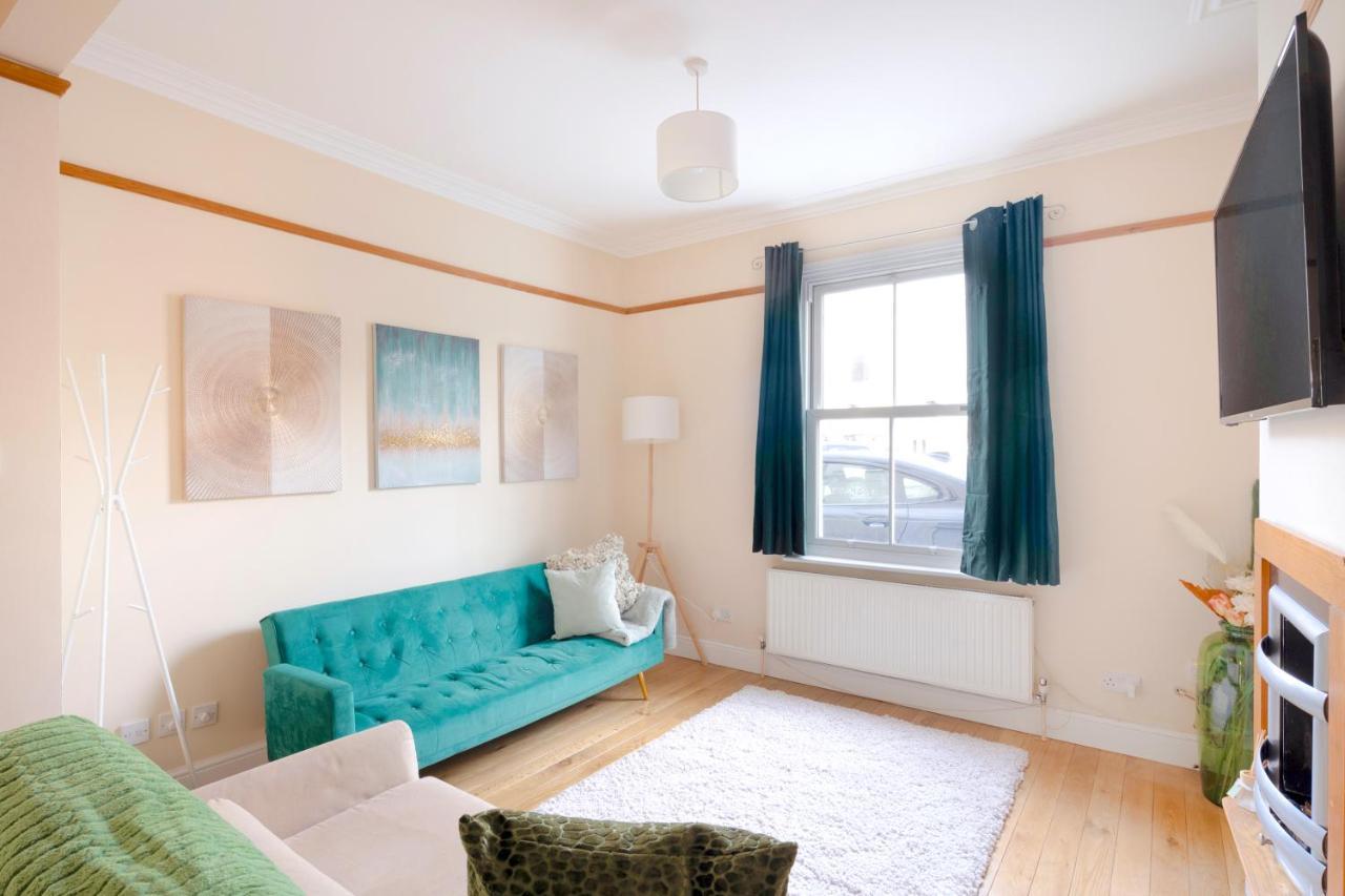 Stylish House In Wimbledon Villa London Bagian luar foto