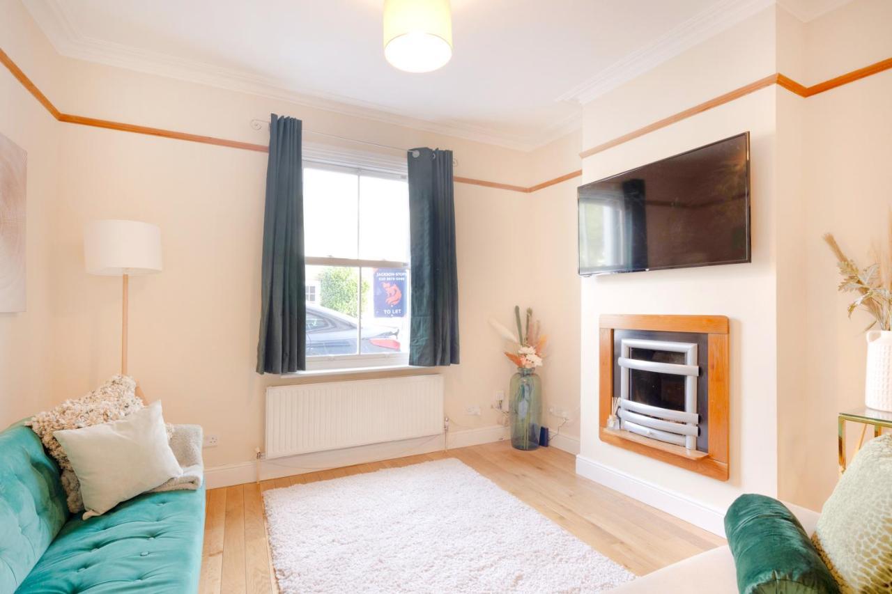 Stylish House In Wimbledon Villa London Bagian luar foto