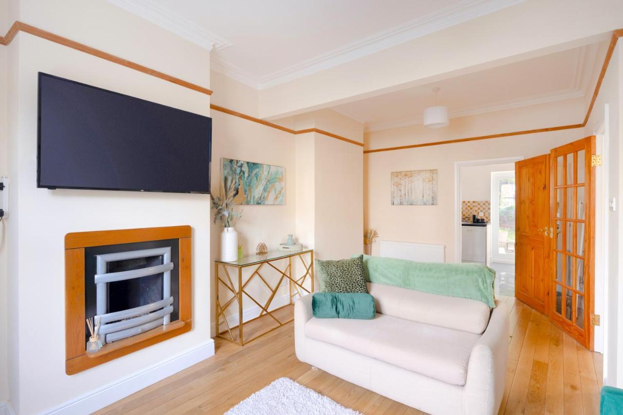 Stylish House In Wimbledon Villa London Bagian luar foto