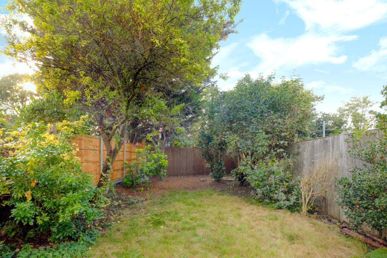Stylish House In Wimbledon Villa London Bagian luar foto