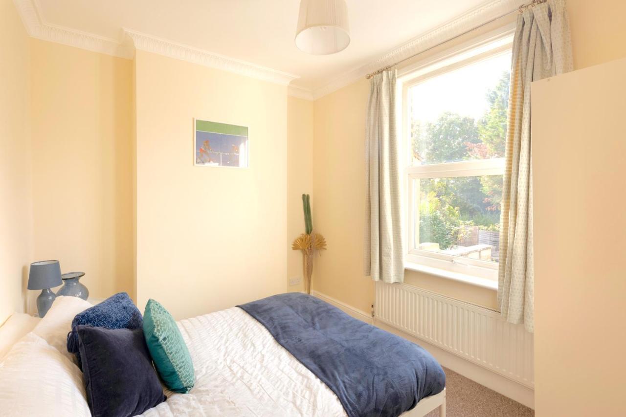 Stylish House In Wimbledon Villa London Bagian luar foto
