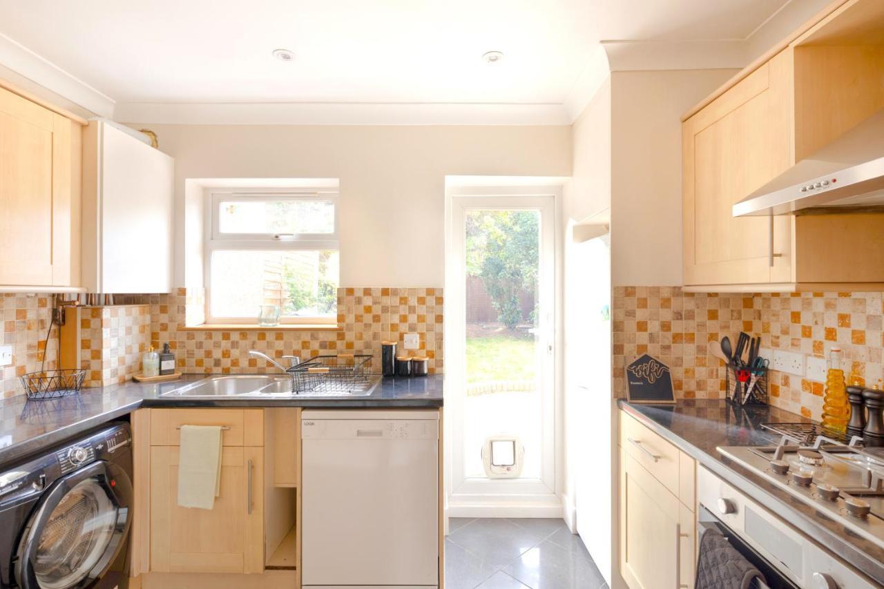 Stylish House In Wimbledon Villa London Bagian luar foto