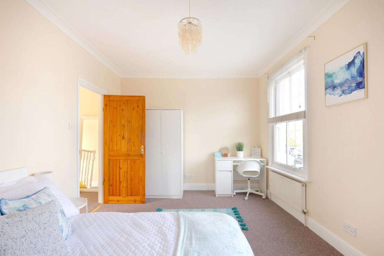 Stylish House In Wimbledon Villa London Bagian luar foto