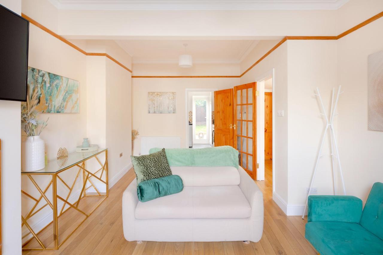 Stylish House In Wimbledon Villa London Bagian luar foto