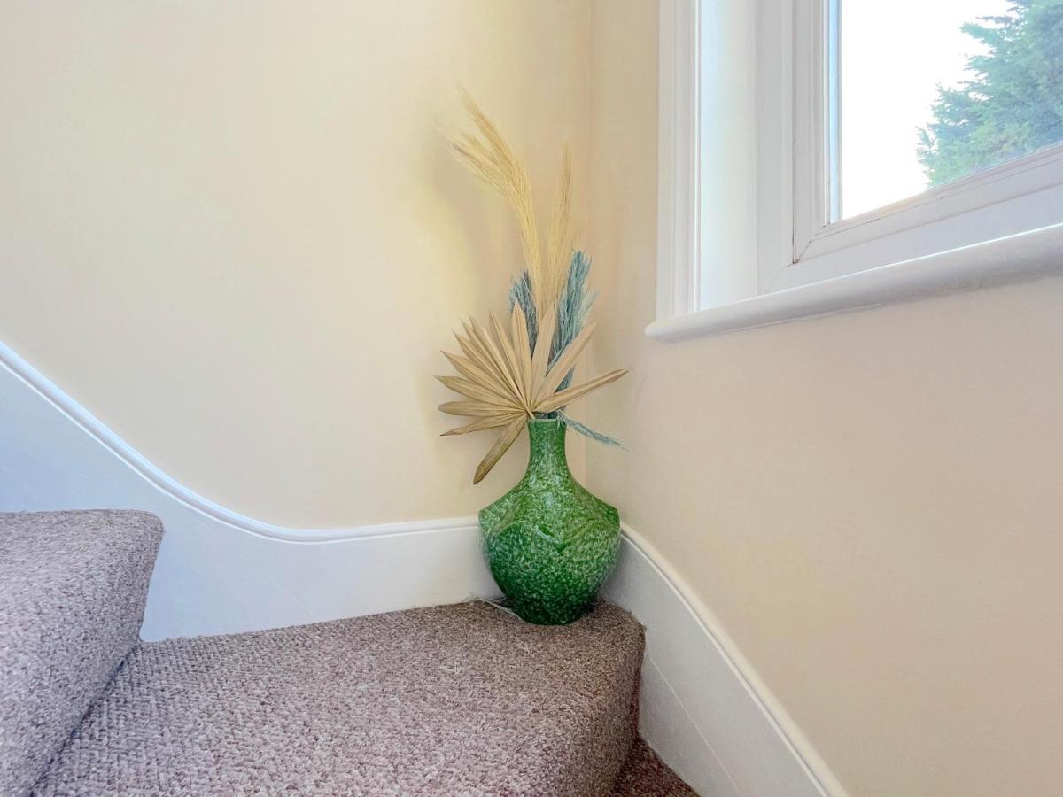 Stylish House In Wimbledon Villa London Bagian luar foto