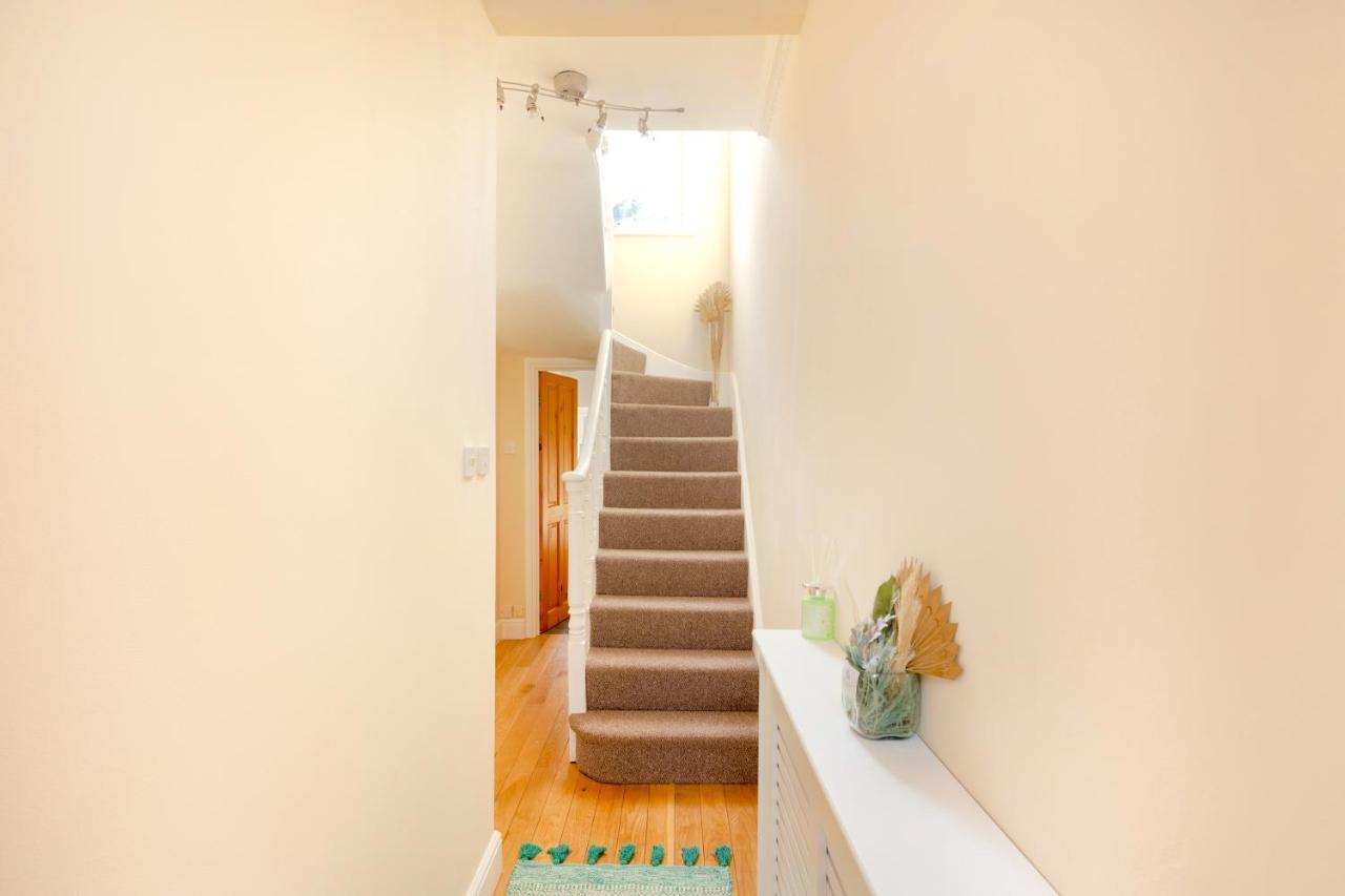 Stylish House In Wimbledon Villa London Bagian luar foto