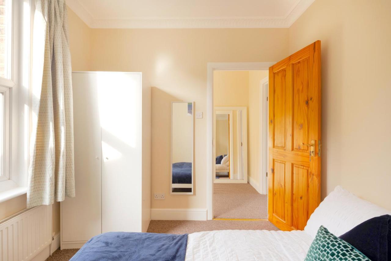 Stylish House In Wimbledon Villa London Bagian luar foto