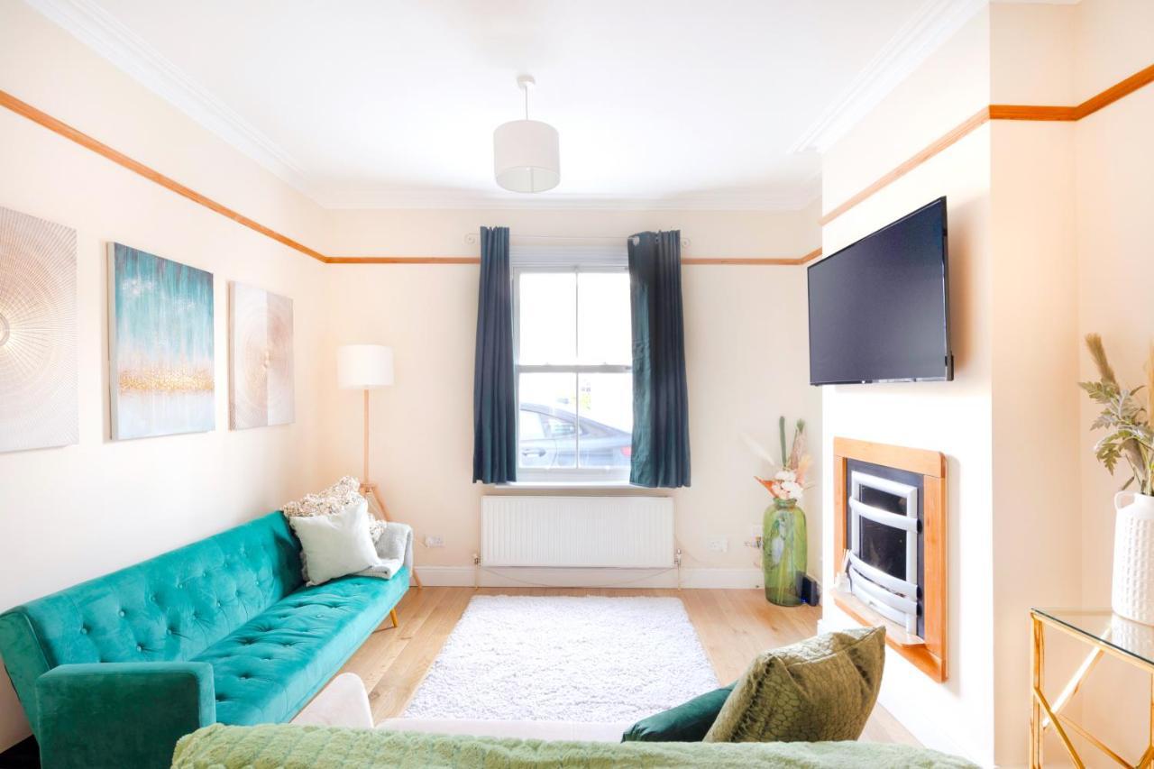 Stylish House In Wimbledon Villa London Bagian luar foto