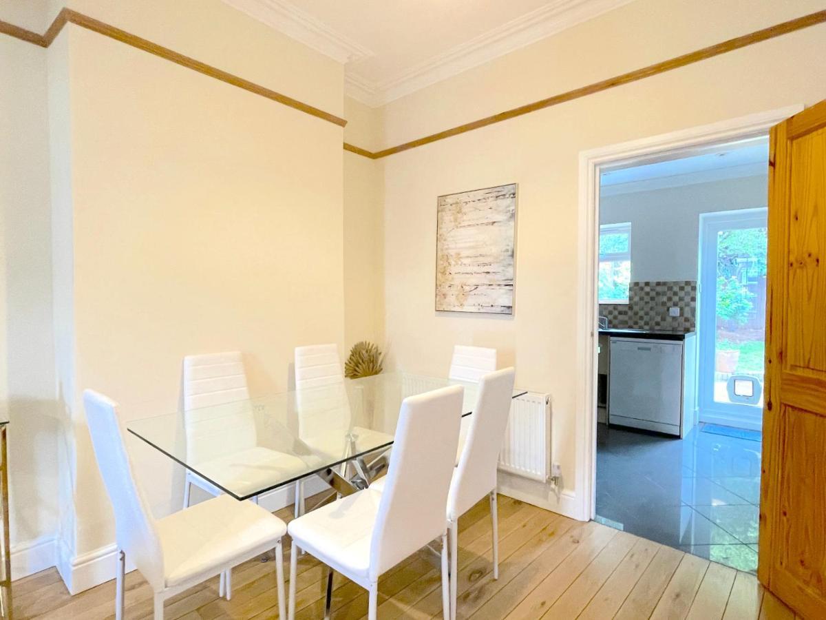 Stylish House In Wimbledon Villa London Bagian luar foto
